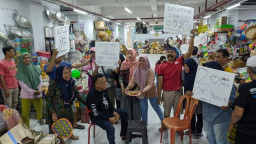 Berbelanja Ke Pasar Legi Ponorogo, Sugiri Dikepung Ratusan Pedagang Minta Dipimpin lagi