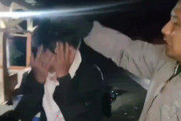 Pria Berseragam TNI Hajar Penyebar Uang Palsu yang Menipu Para Pedagang