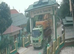 Truk Muat Alat Berat Tabrak Gerbang Ponpes, Bocah 5 Tahun Meninggal Tertimpa Beton