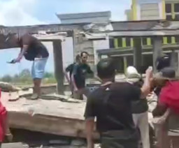 Dua Bangunan Samping Pasar Roboh, Dua Emak-Emak Jadi Korban