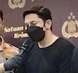 Dijenguk Tengku Dewi, Andrew Andika Menangis Minta Maaf