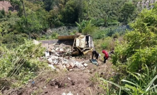 Usai Tabrak Pejalan Kaki, Truk Masuk Jurang di Kintamani
