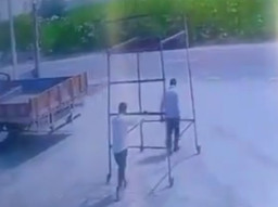 Bawa Tangga Besi, Dua Orang Kesetrum