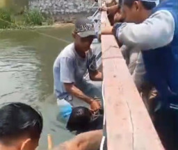 Seorang Pria Tanpa Identitas Ditemukan Mengambang  Dekat Bendungan