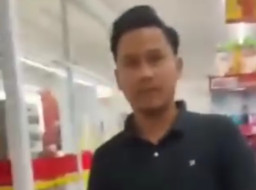 Suka Pamer Alat Kelamin di Minimarket, Azriel Ditangkap di Rumahnya dan Langsung Ditahan