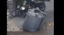 Tertimpa Tangki, Wanita Ini Tak Terluka Sedikitpun