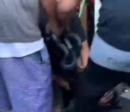 Nekat Rampas Motor Warga Sampit, Pria Ini Diamuk Massa