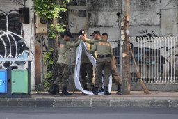 Pasca Pilkada 2024, Satpol PP Surabaya Bersihkan Alat Peraga Sosialisasi