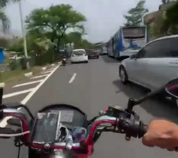 Ugal-ugalan di Jalan sambil Divideo, Pemotor Tabrak Mobil dan Pohon lalu Tewas