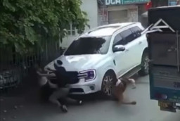 Ford Kehilangan Kendali, Tabrak Pejalan Kaki 