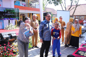 Pj. Wali Kota Batu Tinjau Langsung Gerakan Nasional Aksi Bergizi di SMPN 2