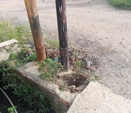 Warga Perumahan Mekarsari Geram, Pemasangan Kabel dan Tiang Internet tanpa Izin Ganggu Ketertiban