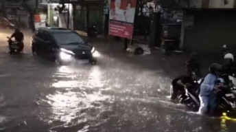 2 Jam Diguyur Hujan Deras, Warga Keluhkan Banjir di Kota Kediri