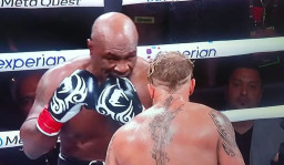 Mike Tyson Gigit Sarung Tangan saat Lawan Jake Paul, Kenapa?