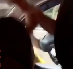 Bermula dari Pepetan, Sopir Taksi Online Dipukul Pengemudi Wuling