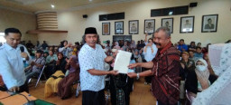 Kades Tulungrejo Kota Batu Bahagia Warganya Mendapatkan Sertifikat Program PTSL