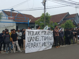 Mahasiswa Gelar Aksi di Bawaslu Kota Malang, Tolak Politik Uang dan Tuntut Aparat Netral