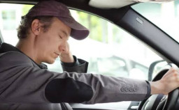 Pengemudi Diduga Ngantuk, Minibus Tabrak Truk di Km 20 Tol Pekanbaru-Dumai