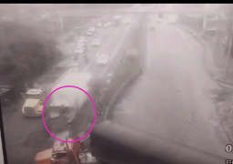 Rem Blong, Truk Tabrak Puluhan Mobil di Depannya