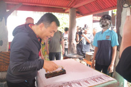 Wakil Menteri Imipas Tinjau Pembinaan di Lapas Cipinang, Ngebatik Bareng WBP