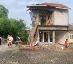 Terdampak Longsor, Rumah Dua lantai di Ponorogo Ambruk