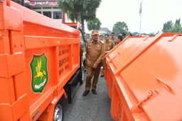 Bupati Sumenep Serahkan Bantuan Kontainer dan Truk Sampah kepada Kecamatan dan Pelabuhan