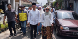 Dengan Riang Gembira dan Lantunan Sholawat, Nurochman Berjalan Kaki Menuju TPS 08