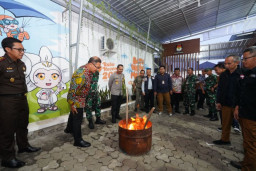 Pj. Wali Kota Batu Saksikan Langsung Pemusnahan Surat Suara Rusak di Kantor KPU