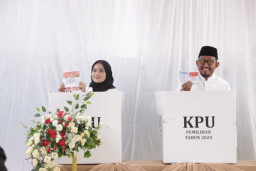 Didampingi Istri, Cabup Fauzi Gunakan Hak Pilihnya di TPS 001 Desa Torbang