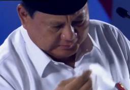 Sembari Menangis,  Presiden Prabowo Naikkan Gaji Guru Mulai 2025