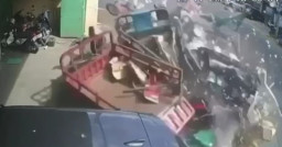 Dikendarai Pria Lansia, Lexus Kehilangan Kendali Lalu Tabrak Mobil dan Motor