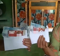 Viral di Banyuasin, Amplop Berisi Uang Rp 50 Ribu dan Gambar Paslon Dibagikan ke Warga