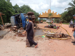 Truk Tangki Tabrak Portal, Satu Orang Tewas dan Puluhan Motor Rusak