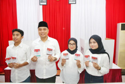 Suarakan Hak Pilih, Wali Kota Eri Cahyadi Nyoblos Bareng Sekeluarga ke TPS 4 Kelurahan Karah