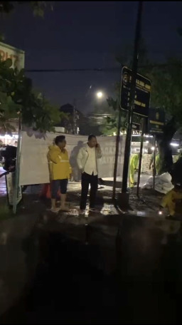 Surabaya Diguyur Hujan Deras, Eri Cahyadi Pilih Sidak Saluran daripada Pantau Penghitungan Suara