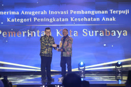 Pemkot Surabaya Raih Penghargaan Kategori Peningkatan Kesehatan Anak dalam detikJatim Awards 2024