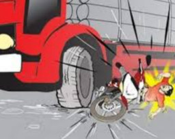 Pemotor Masuk Kolong Bus usai Senggolan dengan Pemotor Lain 