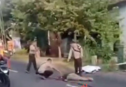 Pemotor Masuk Kolong Bus usai Senggolan dengan Pemotor Lain di Nganjuk