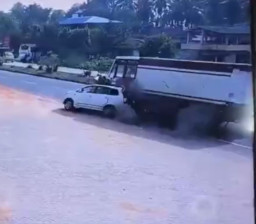 Truk Tabrak Innova yang Sedang Mundur, 8 Luka Parah