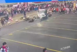 Ngebut, Mobil Tabrak Kerumunan Orang di Luar Gedung Sekolah Dasar