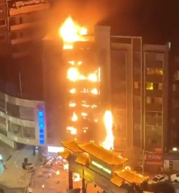 Dapur Terbakar Merembet ke Gedung 8 Lantai Dilalap Api