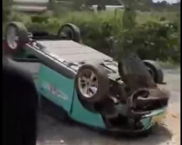 Angkut Pasutri dan Anaknya, Taksi Tabrak Pagar lalu Terguling-guling