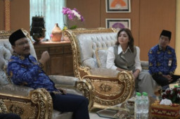 Masih Soal Agus, Teh Novi Curhat ke Gus Ipul