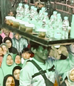 Penjual Es Teh yang Dibikin Malu Gus Miftah Itu Bernama Pak Dolop