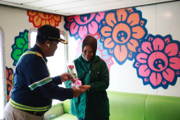 Rayakan Hari Ibu, ASDP Beri Kejutan Manis di atas KMP Sebuku