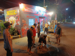 Sering Memakan Korban, LSM Cakrawala Keadilan Inisiatif Tambal Jalan Pantura Lamongan