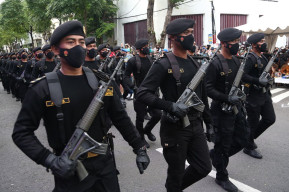 Meriahkan HUT ARMADA RI Ke 79, Pemkot Surabaya Bersama Koarmada Gelar Parade Kendaraan Alutsista