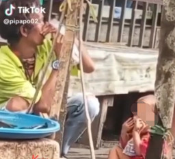 Viral, Bayi Belum Genap 3 Tahun Asyik Ngelem