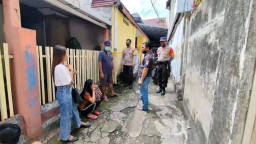 Mayat Wanita Ditemukan Membusuk Dalam Kamar Kos, Keluarga Tolak Otopsi