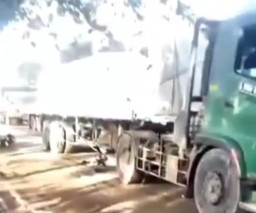 Hindari Lubang di Jalan, Pemotor Tewas Tertabrak Truk di Jember